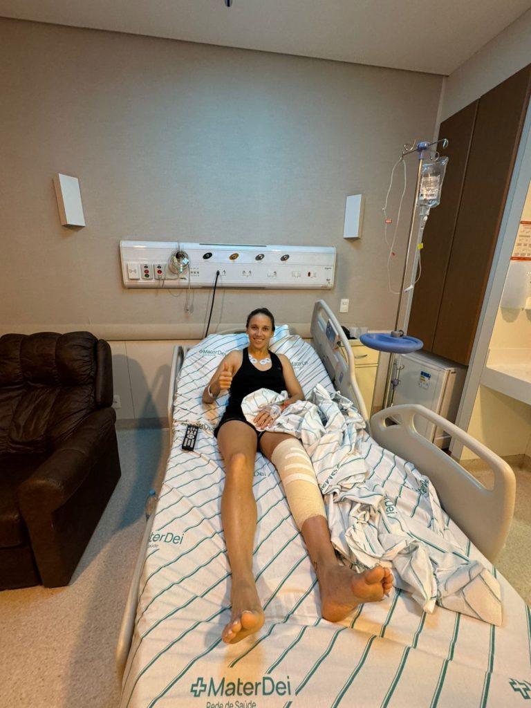 Lateral Direita do Galo Feminino Passa Bem por Cirurgia no Joelho e Inicia Fisioterapia